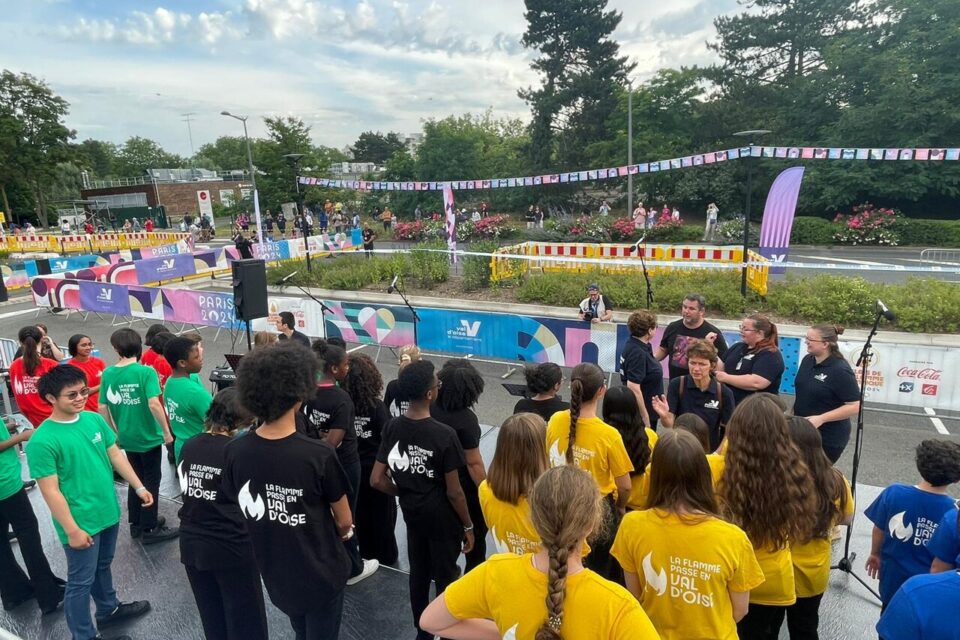 Au Conseil départemental, à Cergy, la chorale des collégiens se mettent en place pour chanter l’hymne valdoisien.