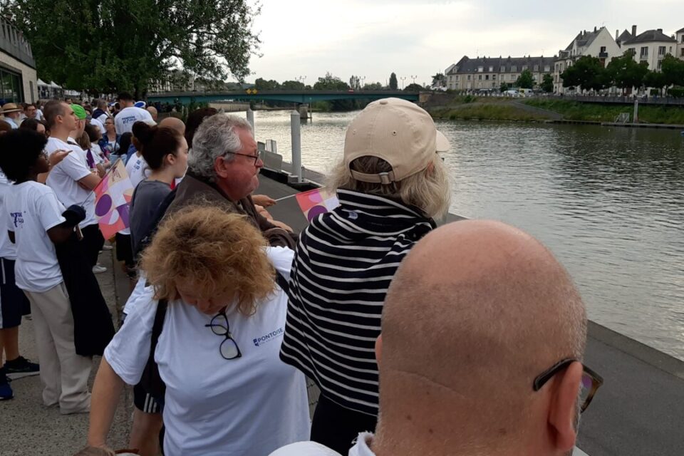 La foule sur les rives de l'Oise, à Pontoise.