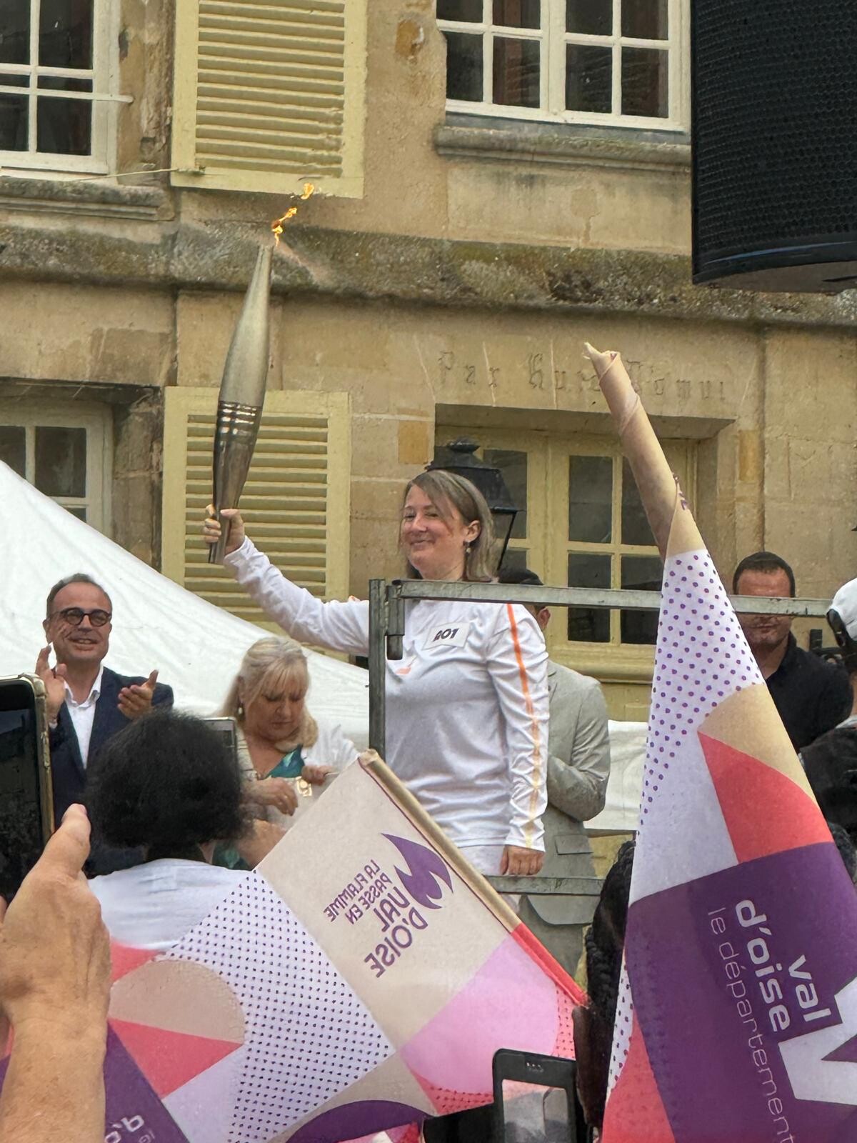 La flamme arrive à la Maison du Parc, à Théméricourt.