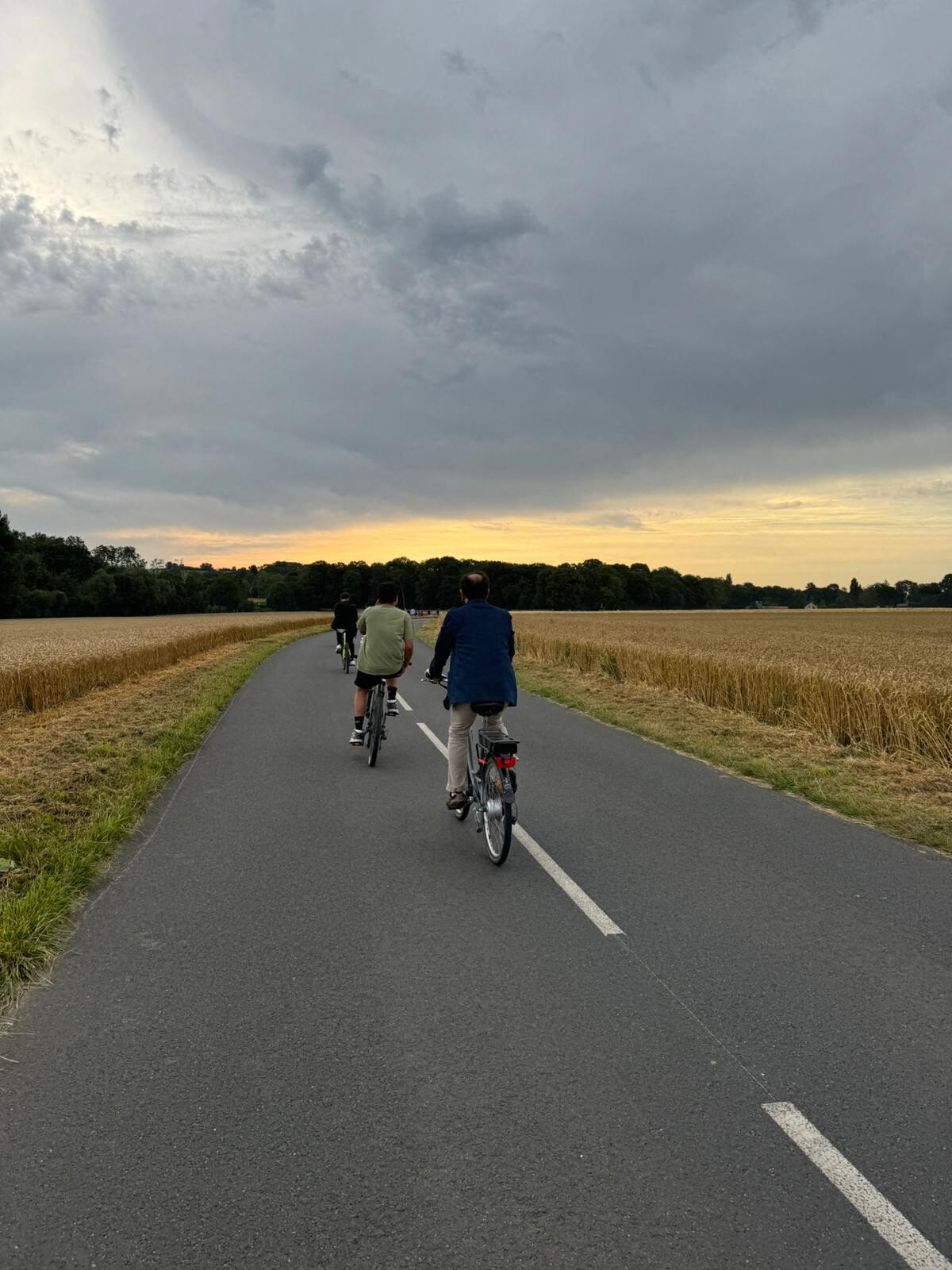 Un groupe à vélo. Un homme clame « eh, le sport ça ne devait pas être qu’un spectacle »