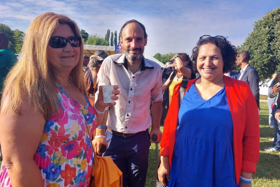 Des spectateurs heureux attendent l'arriv&eacute;e de la flamme olympique 