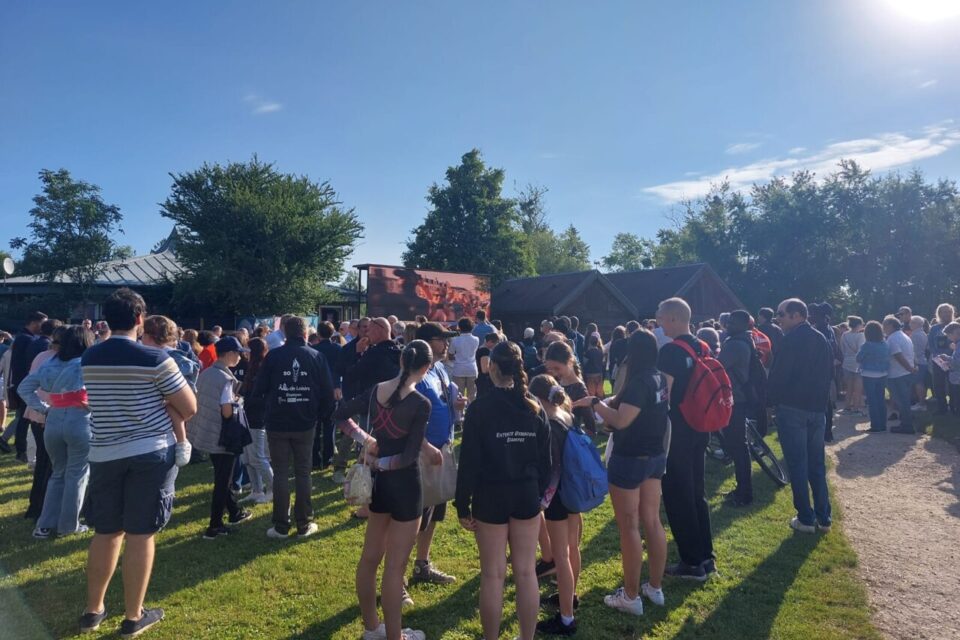 Dans quelques minutes, elle passera sur l&rsquo;&icirc;le de loisirs. En attendant, les spectateurs suivent son parcours en direct dans les rues d&rsquo;Etampes 