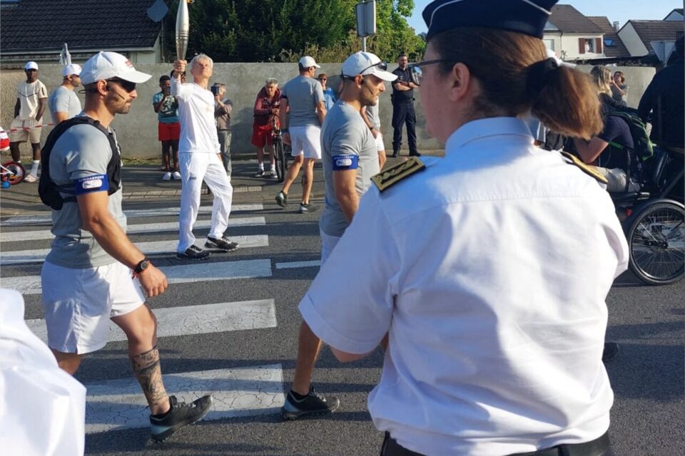 Le relais de la flamme olympique s'est &eacute;lanc&eacute; sous les yeux de Fr&eacute;d&eacute;rique Camilleri, la pr&eacute;f&egrave;te de l'Essonne