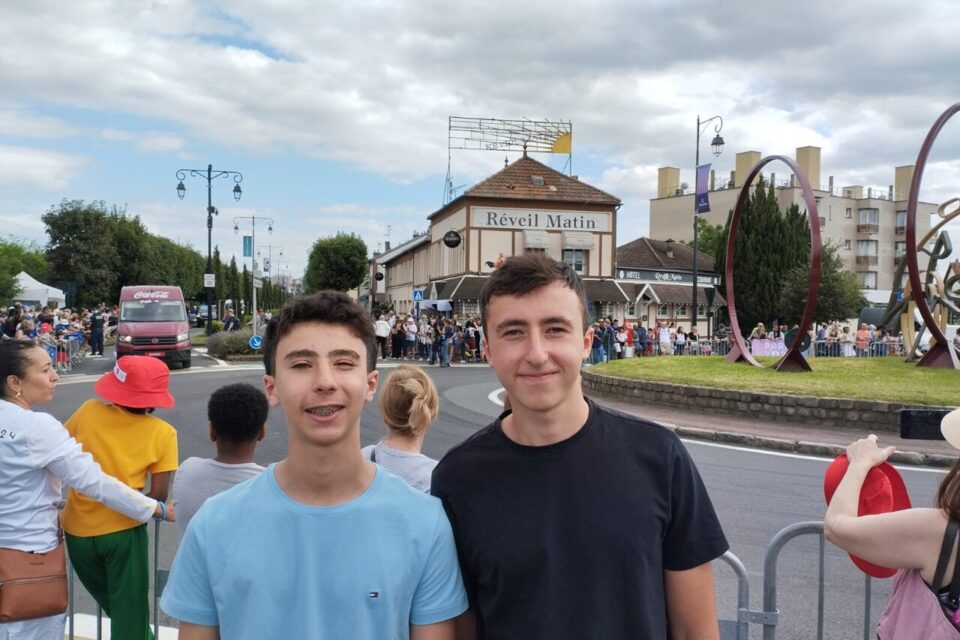 Eddie et Enzy ont appr&eacute;ci&eacute; le passage de la flamme &agrave; Montegeron 