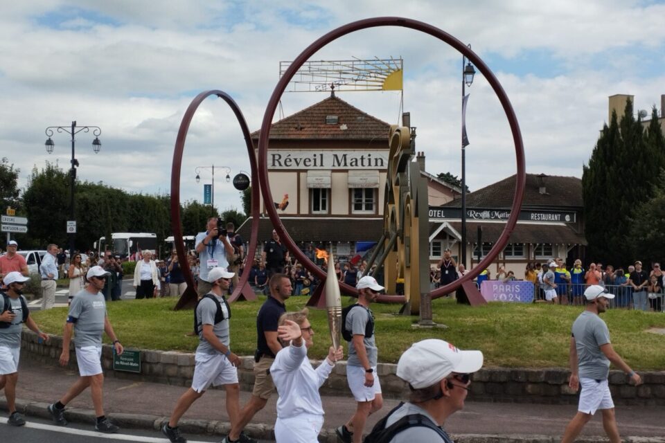 La foule attend avec impatience le passage de la flamme olympique au R&eacute;veil- Matin &agrave; Montgeron.