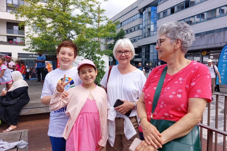 Chantal avec ses petits enfants, 