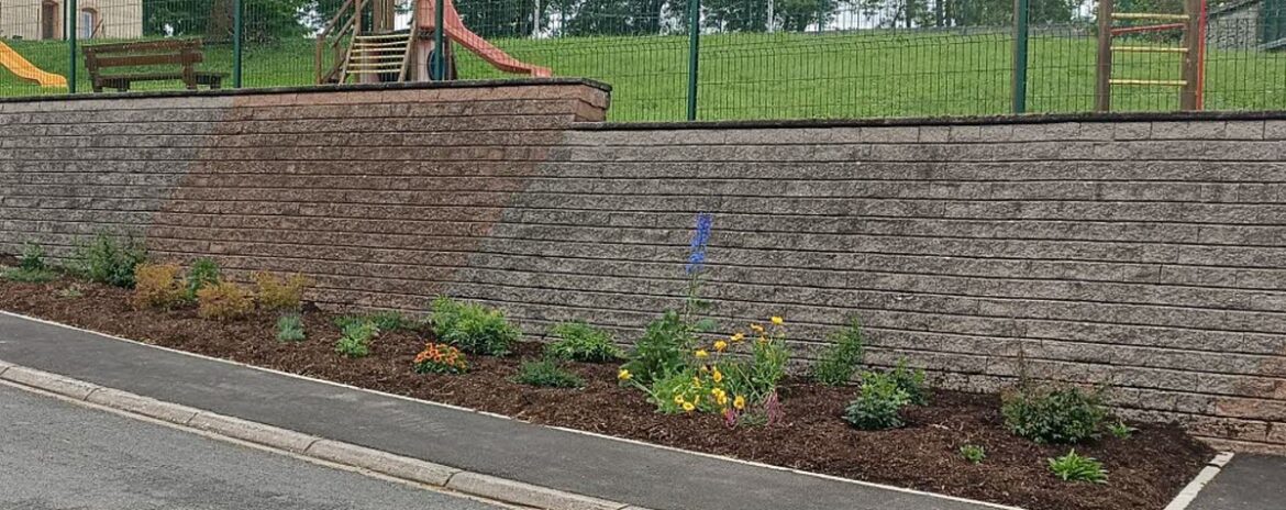 , Essey-la-Côte. Les abords de la mairie s’embellissent