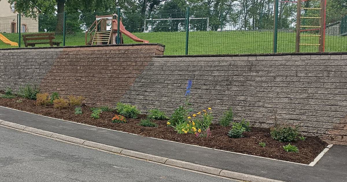 , Essey-la-Côte. Les abords de la mairie s’embellissent