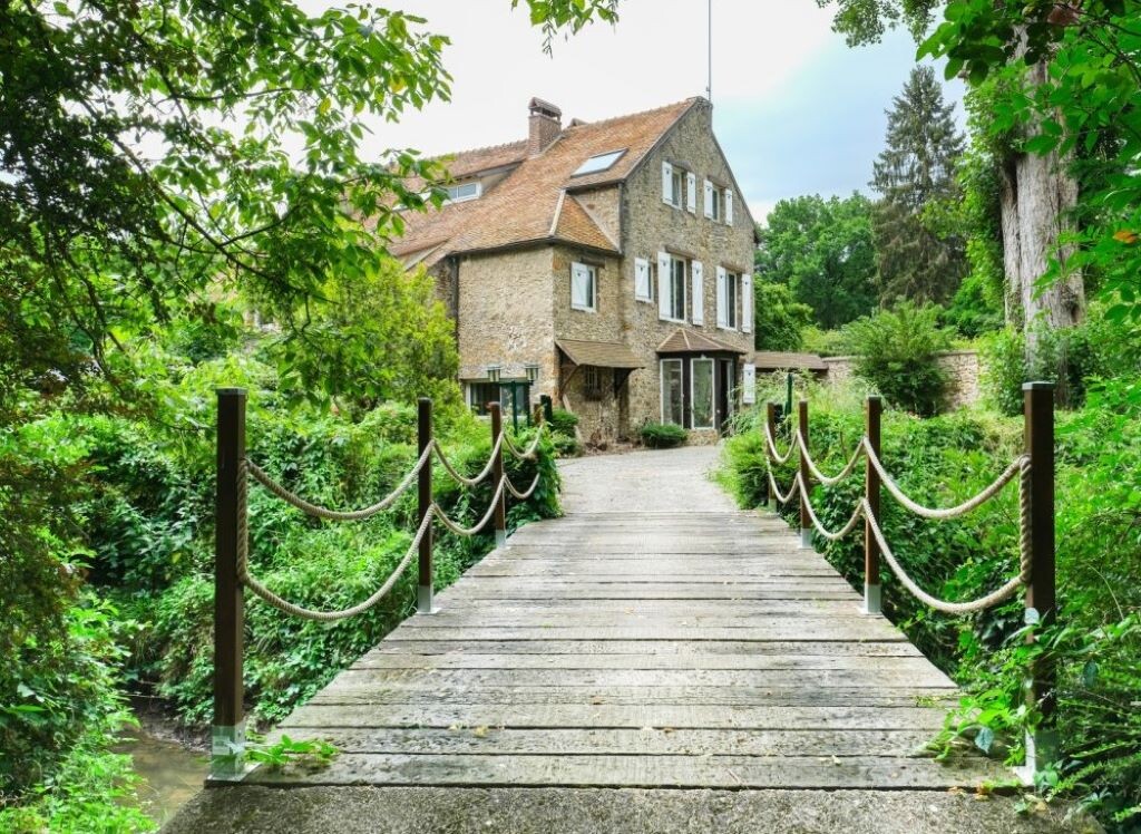 , Essonne : ce somptueux moulin du XIIe si&egrave;cle est &agrave; vendre