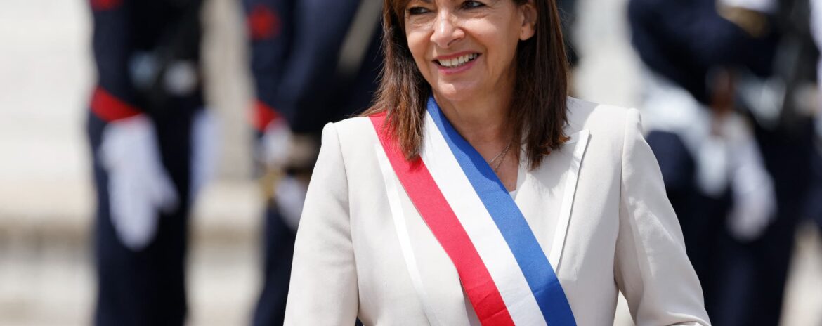 , &laquo;&nbsp;Fi&egrave;re de ma double nationalit&eacute;&nbsp;&raquo;: Anne Hidalgo remet l&rsquo;original de son certificat de nationalit&eacute; fran&ccedil;aise au mus&eacute;e de l&rsquo;immigration