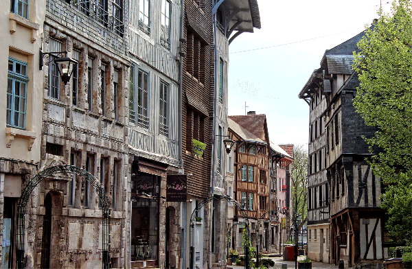 , Histoire de Rouen Une ville pr&eacute;serv&eacute;e avec un pied dans le pass&eacute;