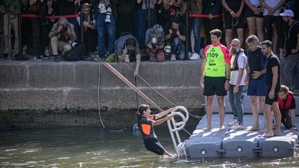 La maire de Paris, Anne Hidalgo, s'est baign&eacute;e dans la Seine mercredi 17&nbsp;juillet, en compagnie du pr&eacute;fet d'Ile-de-France et du pr&eacute;sident de Paris 2024. (VICTORIA VALDIVIA / HANS LUCAS)
