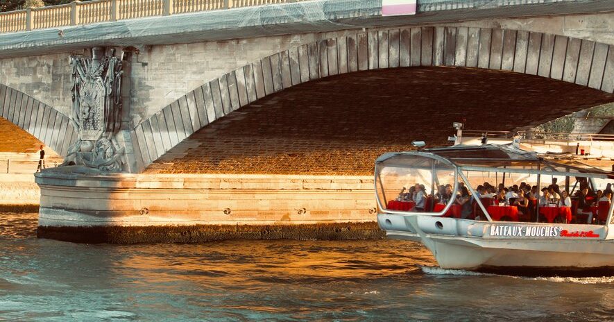 , JO de Paris 2024 : la baignade dans la Seine &agrave; Paris, une saga vieille de 101 ans, de l&rsquo;interdiction &agrave; la r&eacute;habilitation