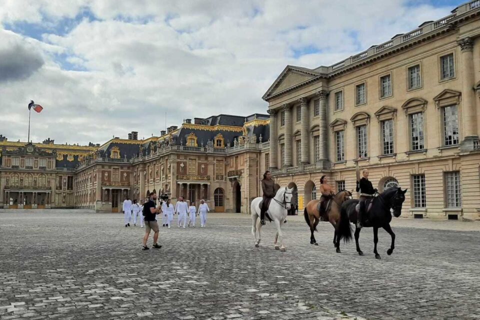 Les porteurs de la flamme sont escortés par des chevaux.