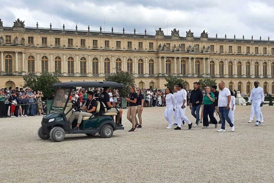 Patrick Bruel a fait son apparition devant le ch&acirc;teau de Versailles. C'est l'une des stars pr&eacute;sentes pour le passage ici de la flamme.