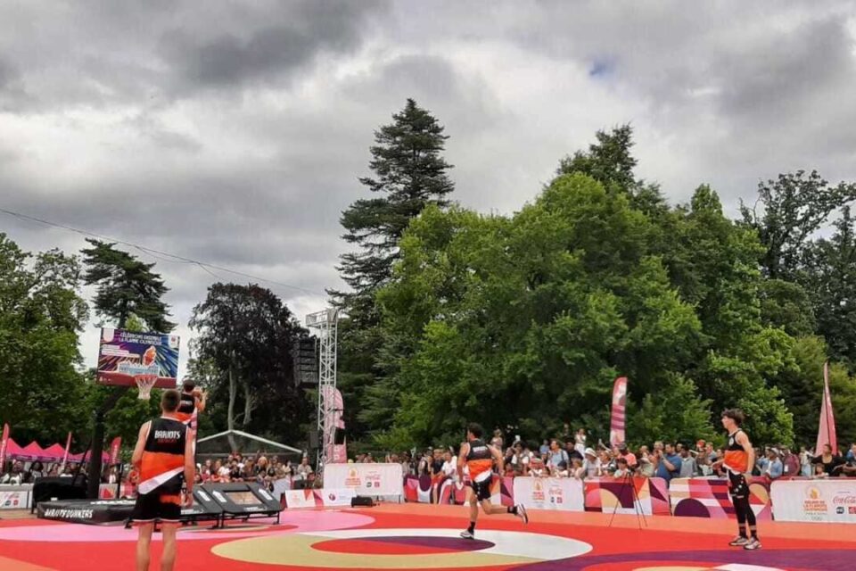Au domaine de Madame Elisabeth, à Versailles, un grand show de basketteurs voltigeurs fait patienter les spectateurs.