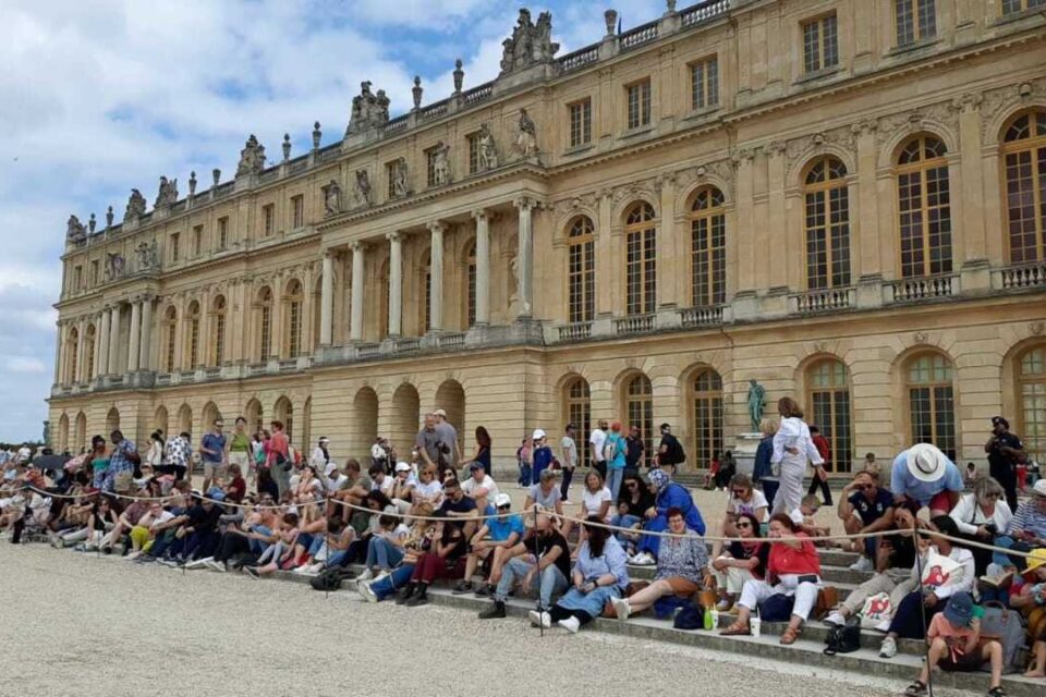 Pour voir la flamme au plus près à Versailles, ils sont nombreux à s'être installés très tôt.