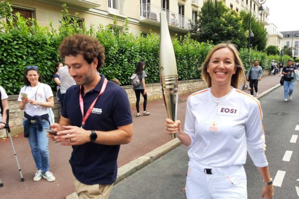 Le sourire de la journaliste Mary Patrux, porteuse de la flamme &agrave; Saint-Germain-en-Laye, fait plaisir &agrave; voir.
