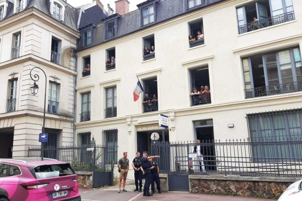 Au commissariat de Saint-Germain-en-Laye, tout le monde est d&eacute;j&agrave; pr&ecirc;t pour saluer le passage de la flamme.