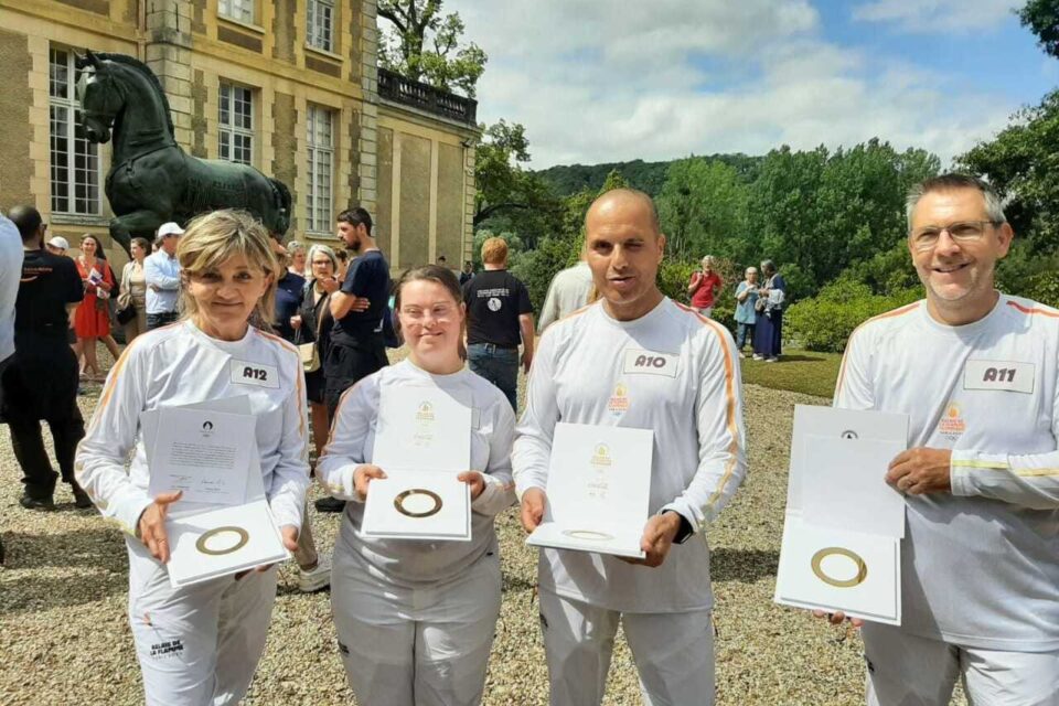 Les quatre porteurs de la flamme au ch&acirc;teau de Coubertin posent pour la post&eacute;rit&eacute;.