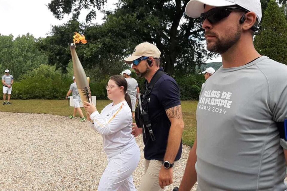 Cl&eacute;mence a l'honneur de porter la flamme au ch&acirc;teau de Coubertin.