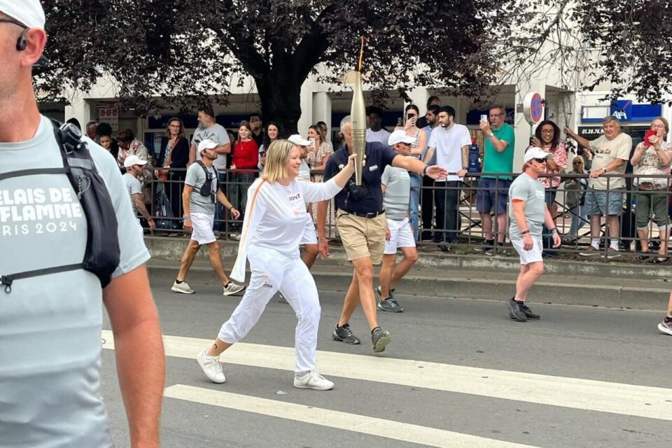 Ludivine Munos est ovationn&eacute;e sur son passage.
