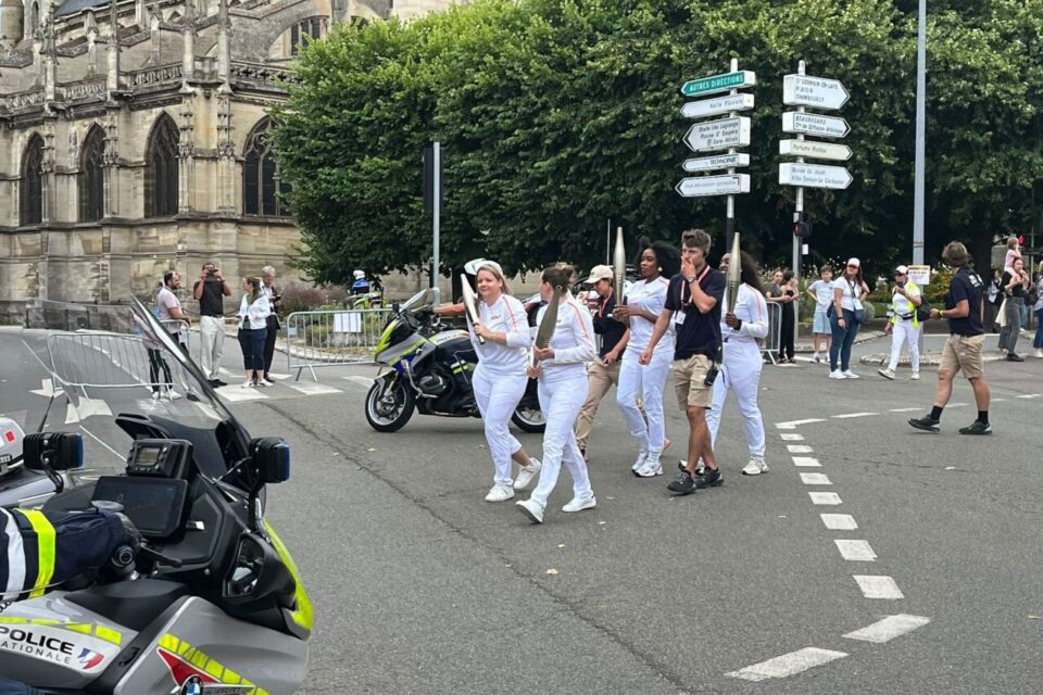 La famme poursuit son périple dans Poissy.