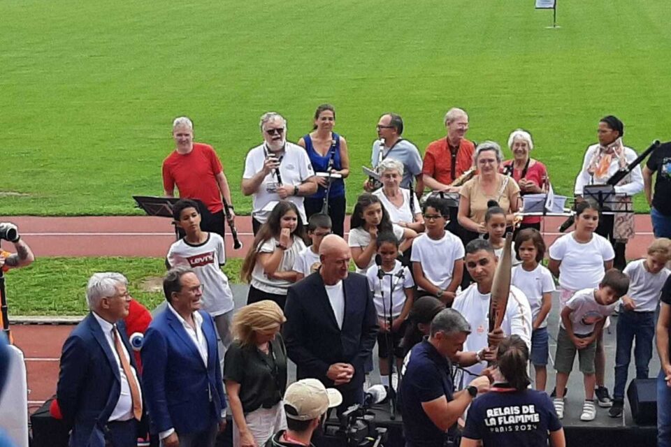 Mantes-la-Ville (Yvelines) - la flamme est transférée dans la lanterne, sous les applaudissements de la foule.