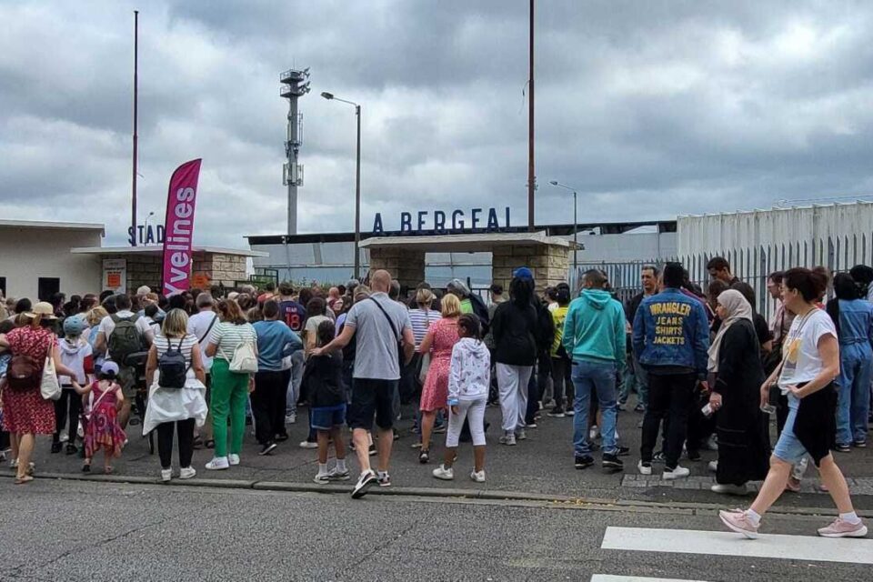 Une grande foule entre au stade Bergeal à Mantes-la-Ville pour assister à la suite des festivités.