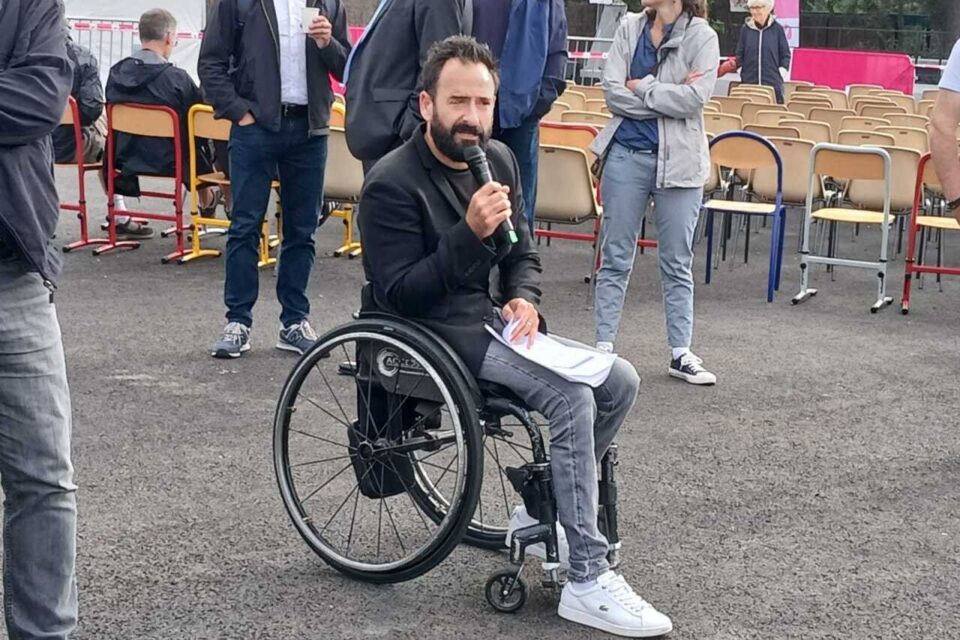 Micha&euml;l Jeremiasz, champion paralympique de tennis (en double) en 2008 &agrave; P&eacute;kin et consultant France TV, assure la mission de speaker en attendant la pose de la premi&egrave;re pierre de l'Institut Parasport Sant&eacute; (IPS) consid&eacute;r&eacute; comme l'Insep des athl&egrave;tes paralympiques.