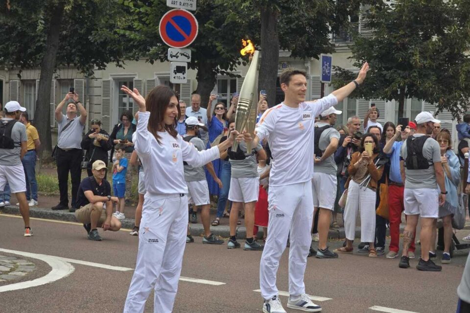 La flamme passe de flambeau en flambeau, rue de la reine.