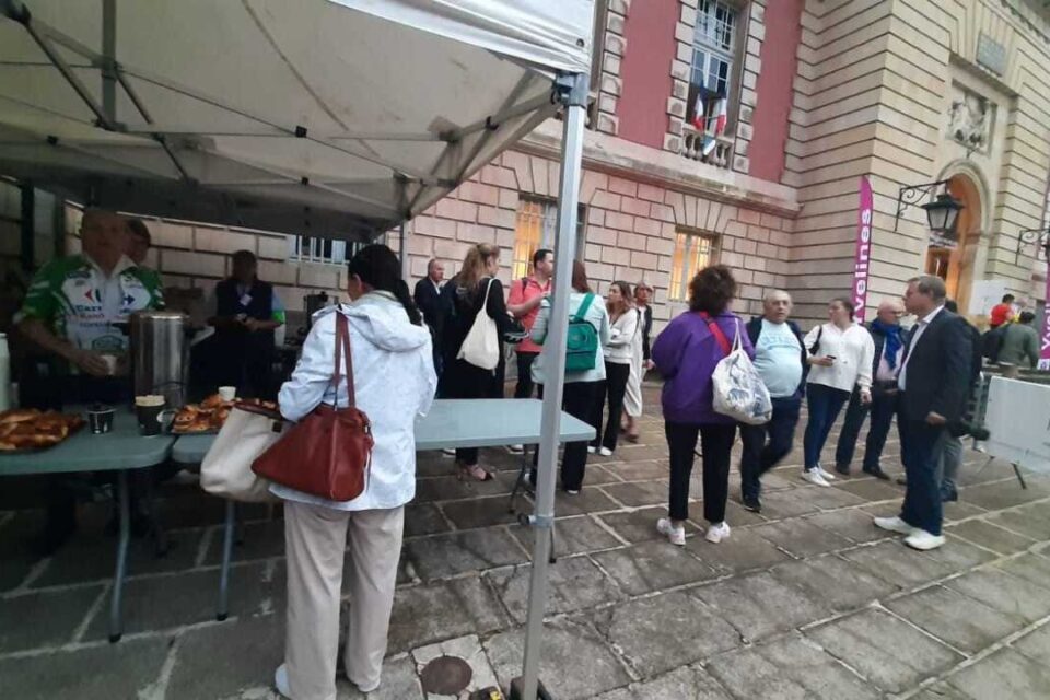 la ville est d&eacute;sormais boucl&eacute;e. Le centre-ville n'est plus accessible aux v&eacute;hicules. En attendant l'arriv&eacute;e de la flamme, la mairie offre les croissants aux premiers venus.