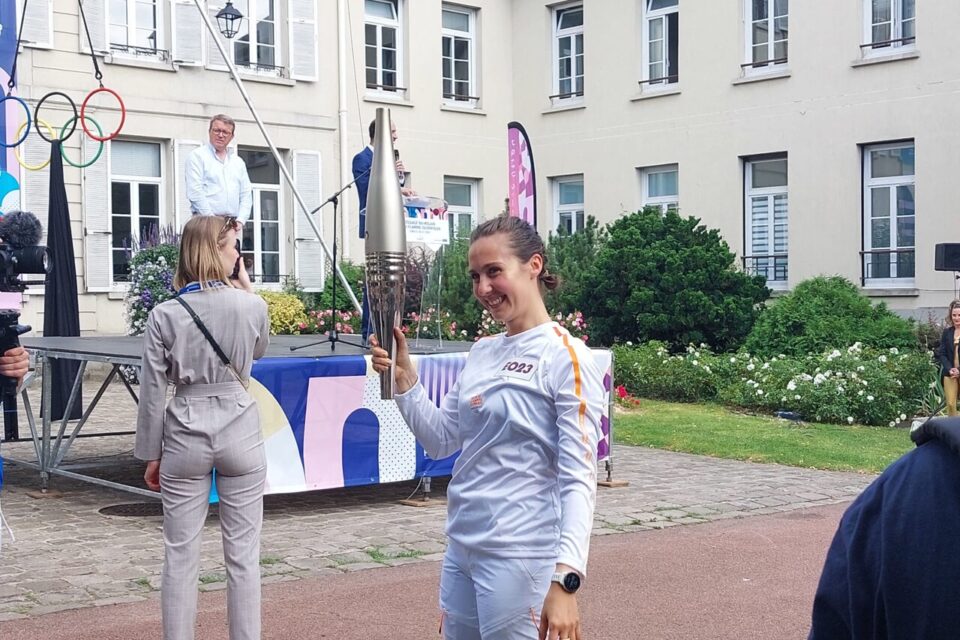 Clémence Poupard, pose avec la torche olympique en attendant que celle-ci soit embrasée pour le début du relais