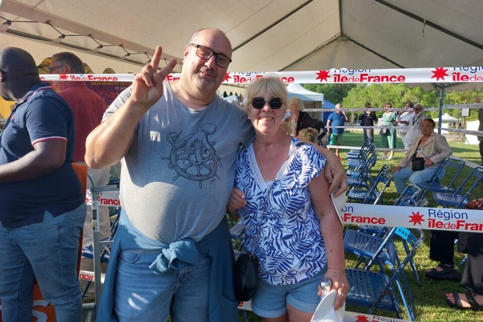 Laurent et Isabelle attendent l'arrivée de la flamme olympique à l'île-de-loisirs d'Étampes