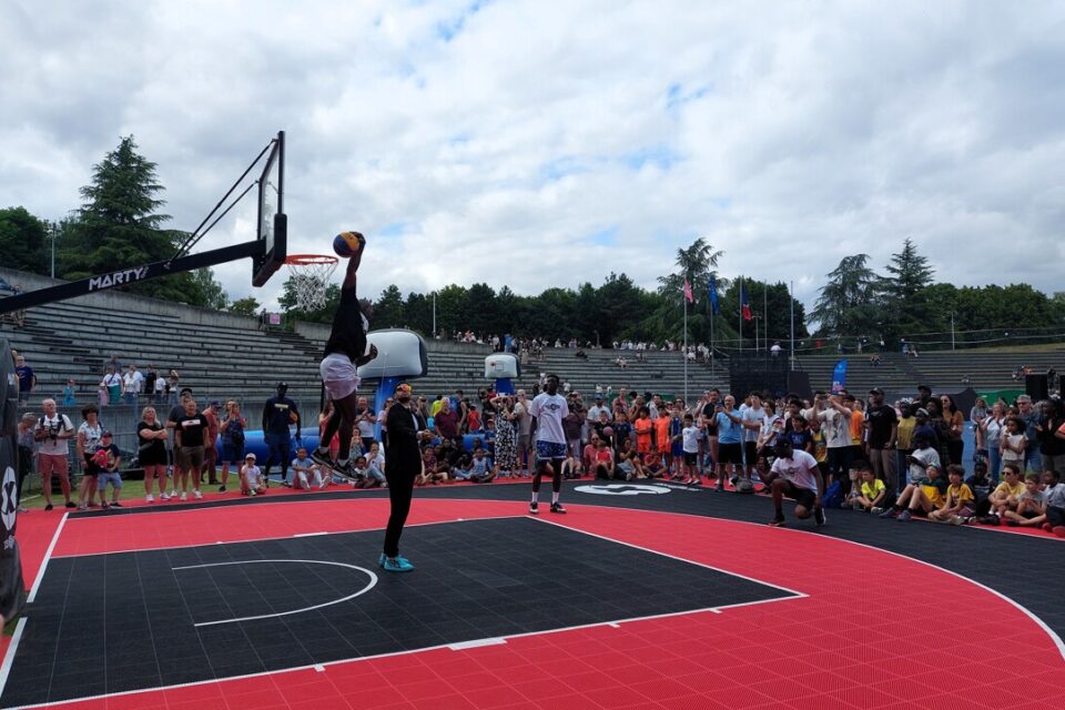 Un concours de dunks a enchanté petits et grands sur le terrain de basket 3x3