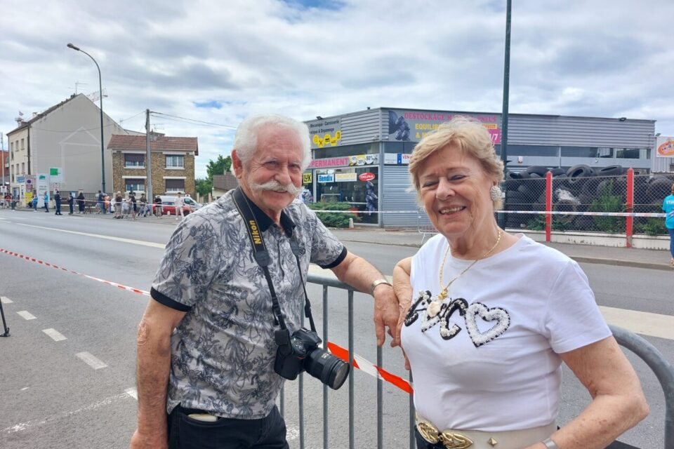 Claude et Bouclette attendent de voir la flamme à Vigneux qui passera devant eux vers 15 h 30