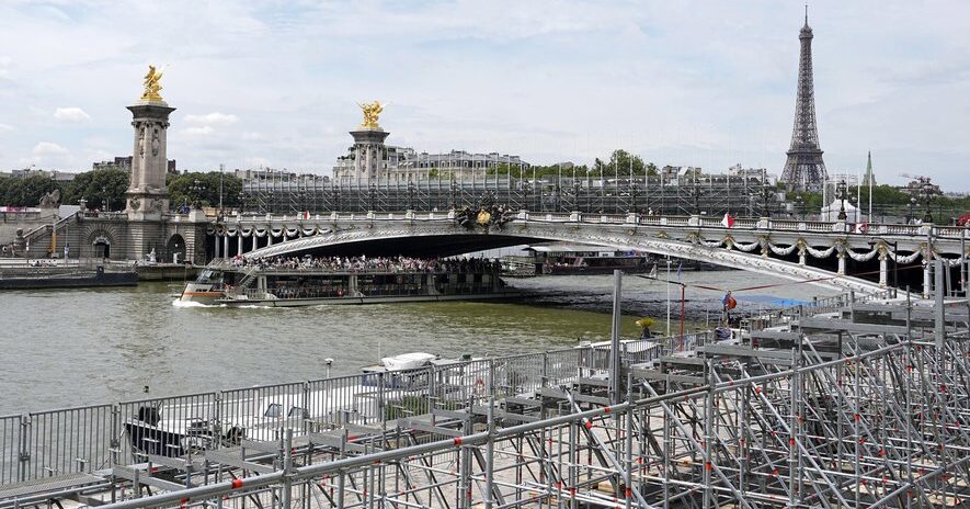 , JO Paris 2024 : Tony Estanguet et le pr&eacute;fet de r&eacute;gion Marc Guillaume se baigneront avec Anne Hidalgo mercredi dans la Seine