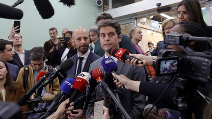 Le Premier ministre, Gabriel Attal, s'exprime lors d'un d&eacute;placement de campagne sur un march&eacute; &agrave; Paris, le 2 juillet 2024. (GEOFFROY VAN DER HASSELT / AFP)