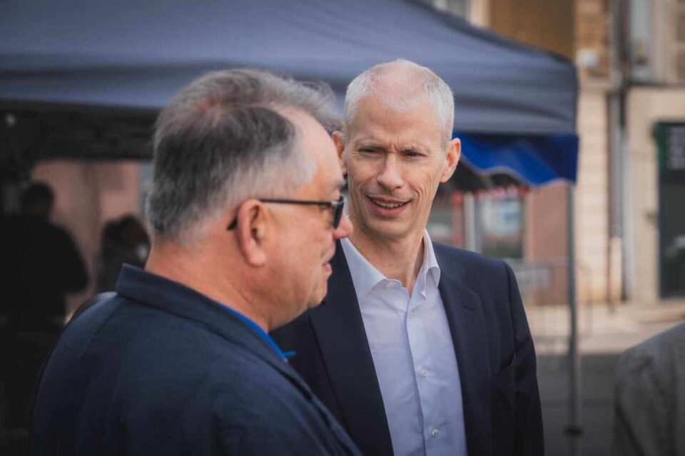 Sur le march&eacute; de Coulommiers, Franck Riester est connu de tous.