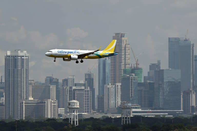 Un Airbus A320 de la compagnie a&eacute;rienne Cebu Pacific se pr&eacute;pare &agrave; atterrir &agrave; l'a&eacute;roport international Ninoy Aquino de Manille. Photo prise le 19 ao&ucirc;t 2023 (Ted ALJIBE)