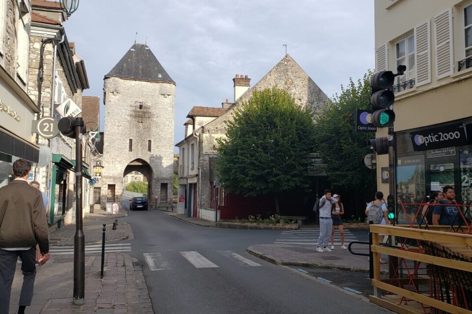 La rue Grande sera piétonne du feu de signalisation jusqu'à la pharmacie (juste avant la porte de Samois)