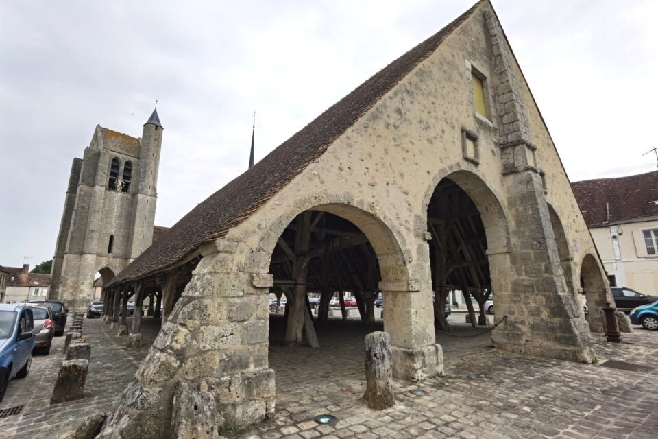 La halle d'Egreville, tr&ocirc;nant au centre de la place du village, est un incontournable