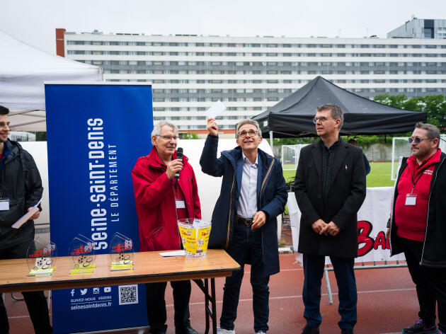 St&eacute;phane Troussel (au centre), au parc des sports de Villemomble (Seine-Saint-Denis), le 29&nbsp;mai 2024.