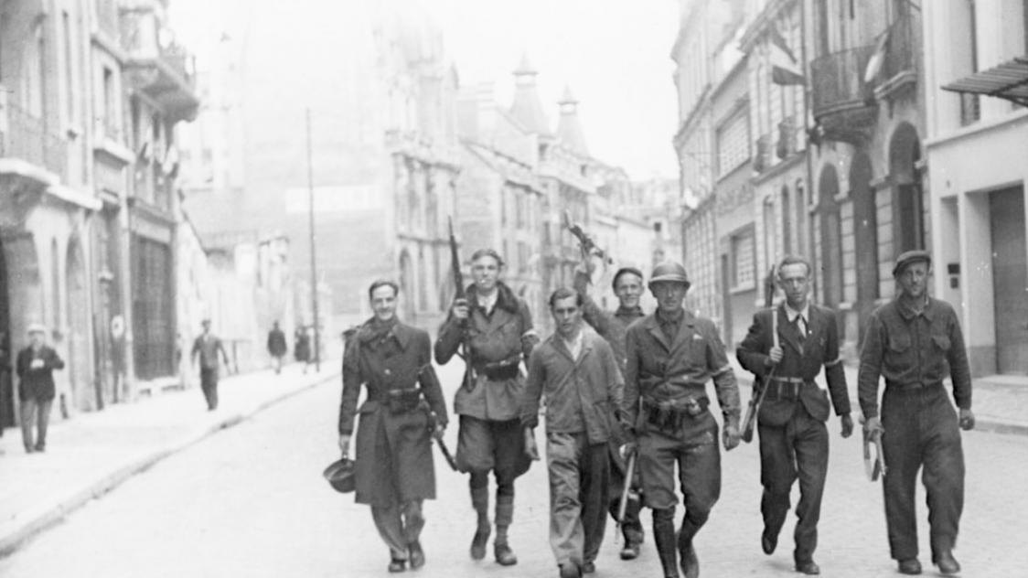 &Eacute;pernay. Des soldats dans les rues de la ville lib&eacute;r&eacute;e gr&acirc;ce notamment aux Forces fran&ccedil;aises libre du colonel Servagnat qui ont guid&eacute; l&rsquo;arm&eacute;e am&eacute;ricaine.