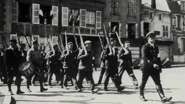 A Vouziers, le d&eacute;fil&eacute; des r&eacute;sistants dans les rues de la ville.