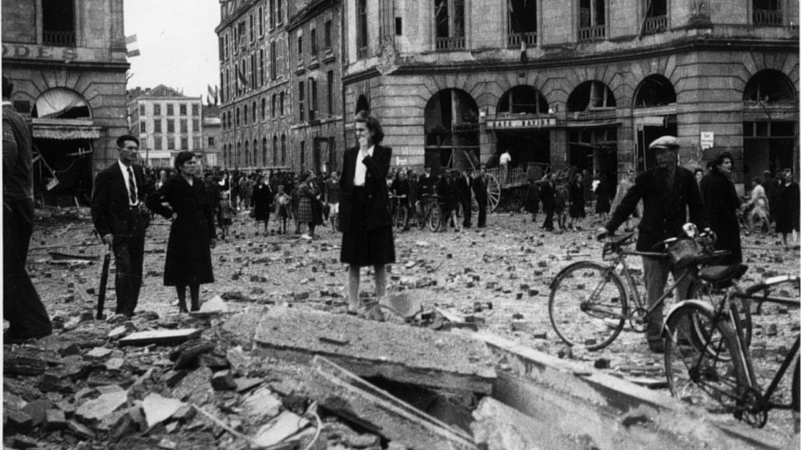 Ch&acirc;lons-sur-Marne. Les habitants viennent constater les d&eacute;g&acirc;ts apr&egrave;s les bombardements r&eacute;alis&eacute;s la veille de la Lib&eacute;ration.