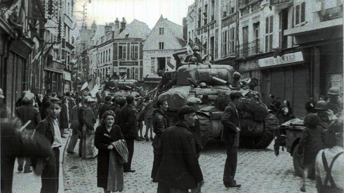 S&eacute;zanne. Les v&eacute;hicules am&eacute;ricains arrivent dans ce qui est la premi&egrave;re ville marnaise lib&eacute;r&eacute;e.