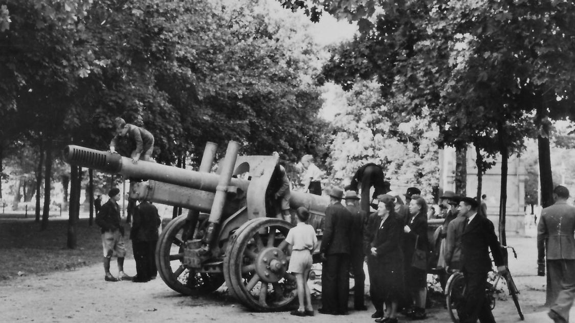 A Reims, sur les Promenades, les habitants viennent observer les canons abandonn&eacute;s.&nbsp;