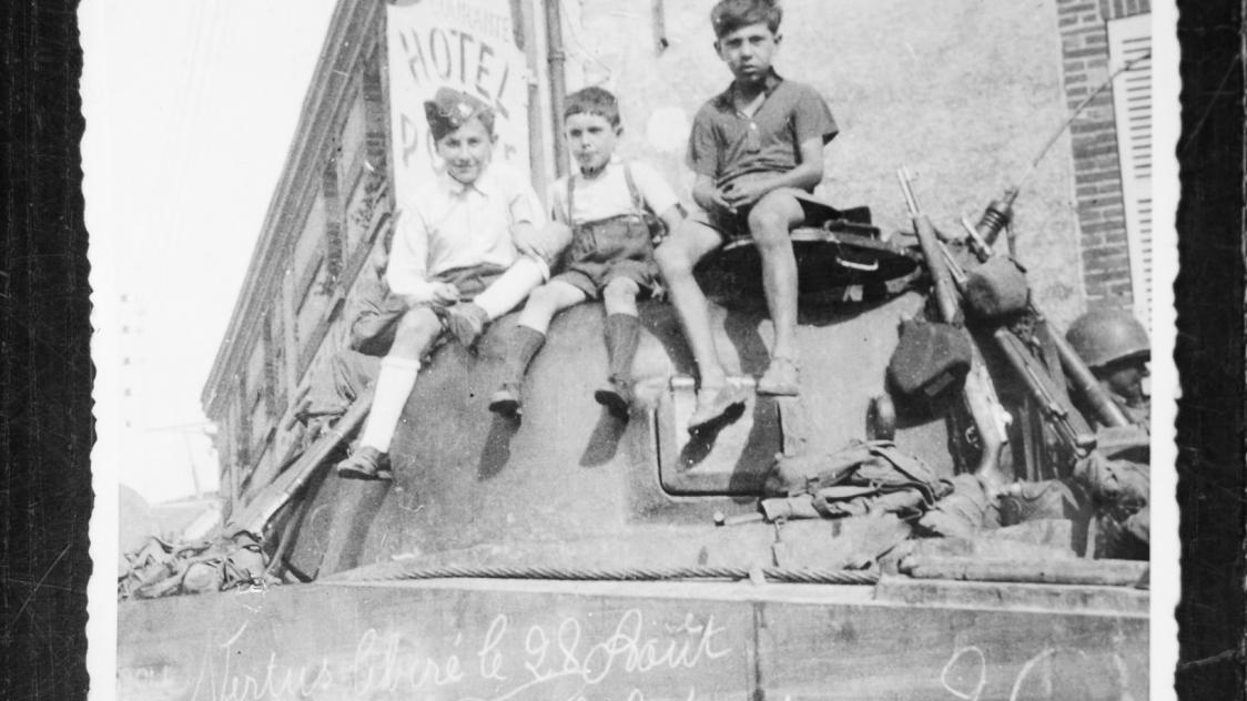 A Vertus, des enfants fiers sur les chars des lib&eacute;rateurs.