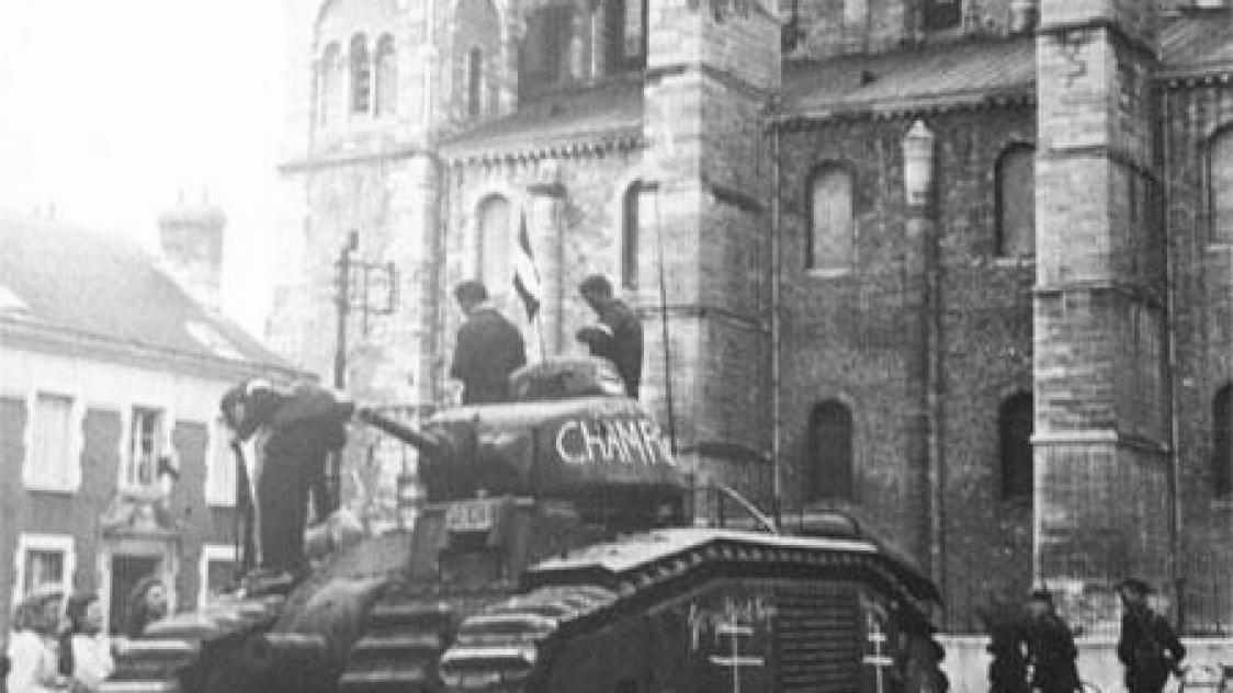 A Reims, photo prise le 30 ao&ucirc;t 1944 par Ren&eacute; Detrailles pr&egrave;s de la basilique Saint-Remi.